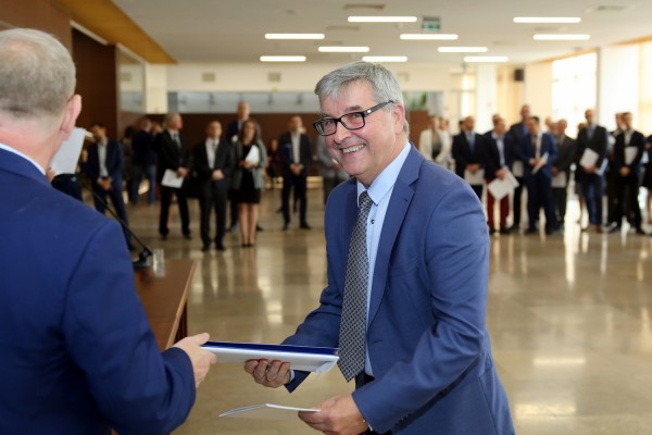 Wręczenie nagród JM Rektora UMK w fouer Auli UMK (26.09.2019) [fot. Anna Bielawiec-Osińska]